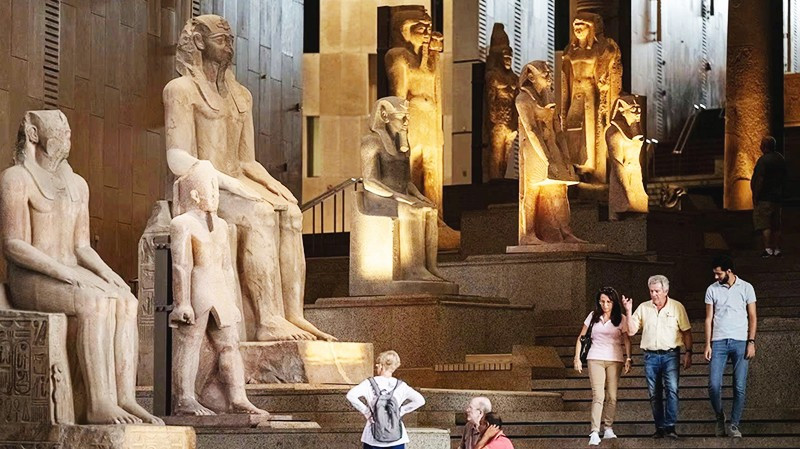 Du khách tham quan bên trong đại bảo tàng. Ảnh: GETTY IMAGES