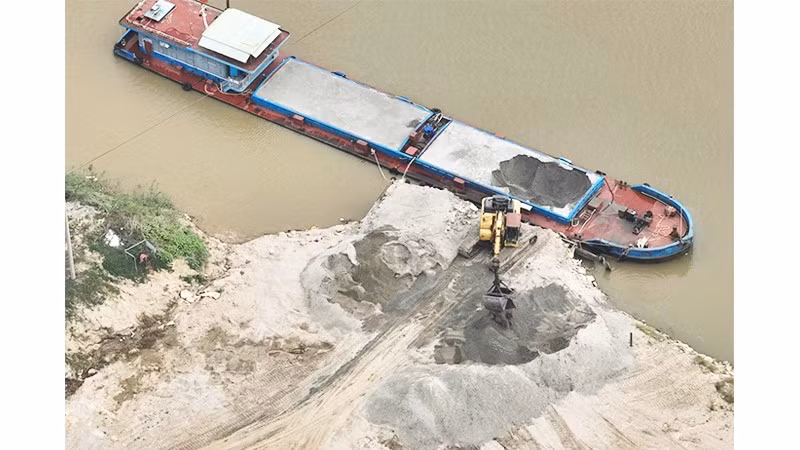Cát tập kết về bãi của Công ty cổ phần Thương binh Thành Luân (ảnh chụp cuối tháng 12/2025). Ở thời điểm hiện tại, giá cát mà công ty này giao về địa bàn Hà Nội đã lên tới cả triệu đồng/m3. Ảnh: HOÀNG TOÀN