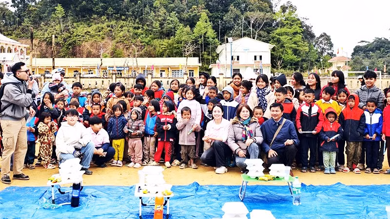 Trẻ em hân hoan đón chào những tấm lòng nhân ái của bà con miền xuôi gửi đến miền núi.