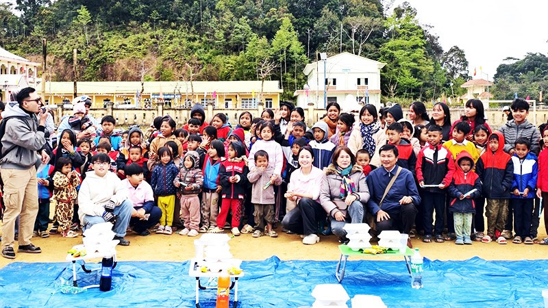 Trẻ em hân hoan đón chào những tấm lòng nhân ái của bà con miền xuôi gửi đến miền núi.