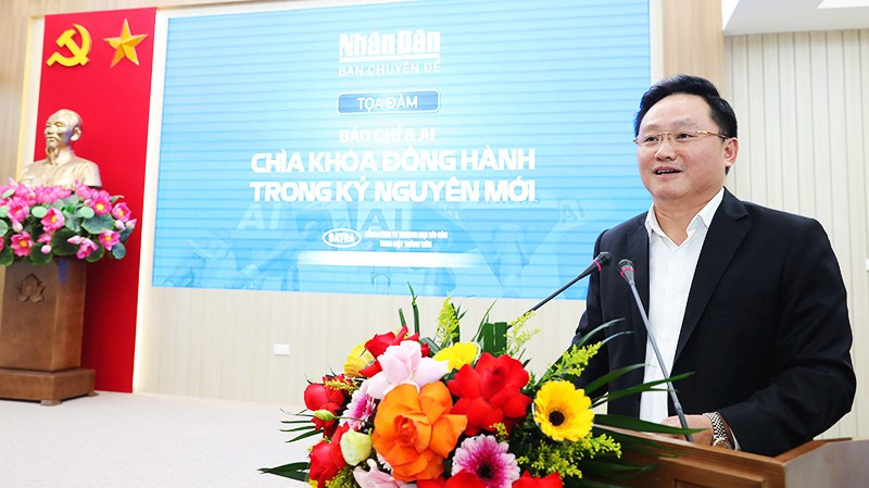 Đồng chí Phan Văn Hùng, Phó Tổng Biên tập Báo Nhân Dân phát biểu tại tọa đàm. Ảnh: K.MINH