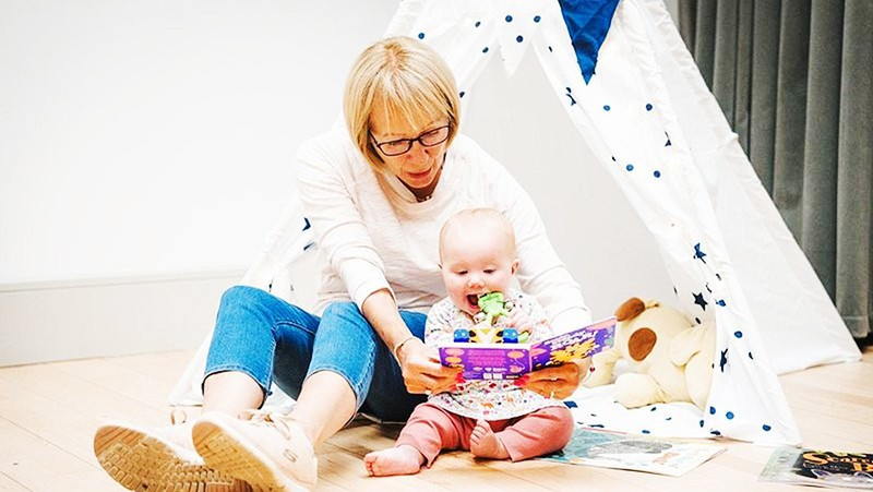 Mỗi gia đình được khuyến khích đọc sách cùng trẻ. Ảnh: GETTYIMAGES