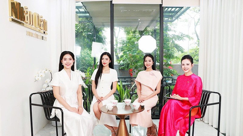 Hoa hậu, Á hậu Cuộc thi Hoa hậu Việt Nam 2024 chia sẻ với tác giả bài viết tại Báo Nhân Dân. Ảnh: TRUNG SƠN