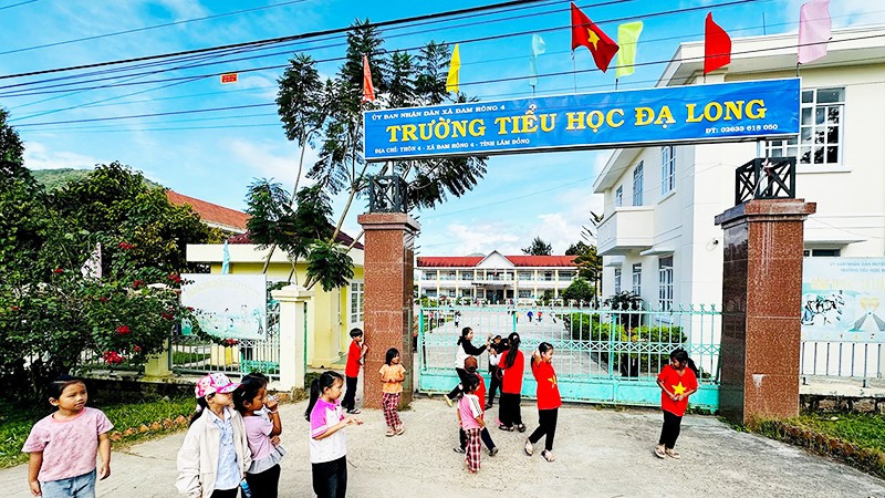 Trẻ em đến trường ở xã Đam Rông 4.