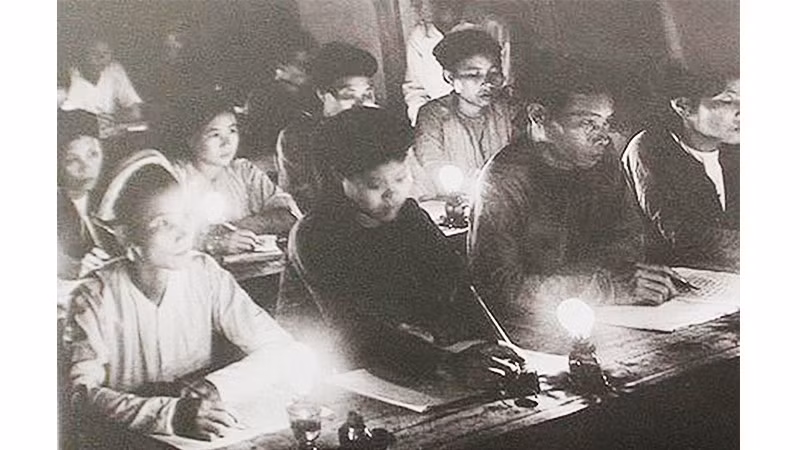 Một lớp học bình dân học vụ năm 1945. Ảnh tư liệu