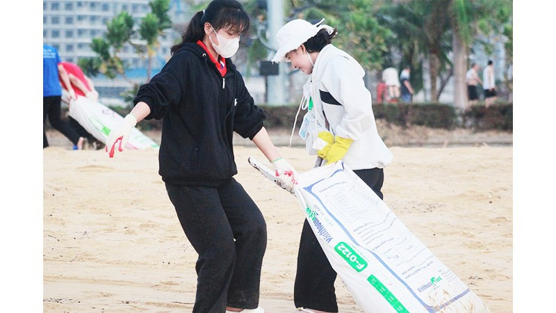 Các tình nguyện viên thu dọn rác trên bãi biển Quy Nhơn.