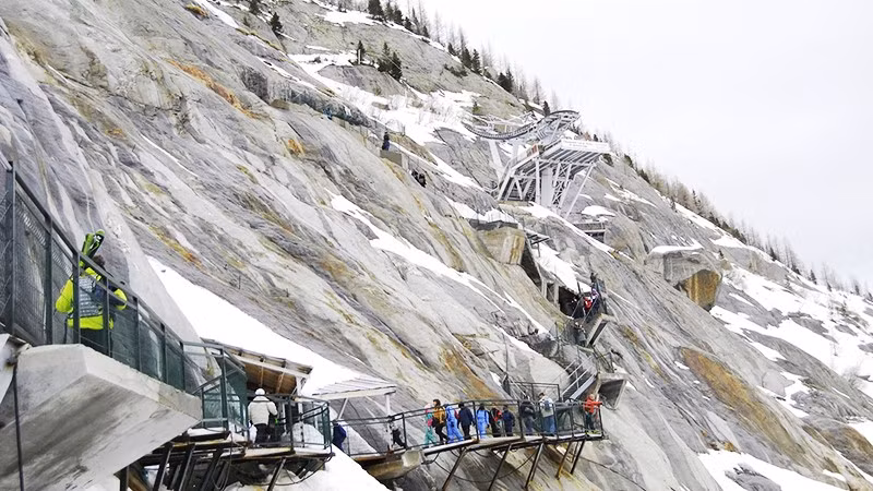 Bậc thang dẫn từ Nhà ga Montenvert lên tham quan động băng.