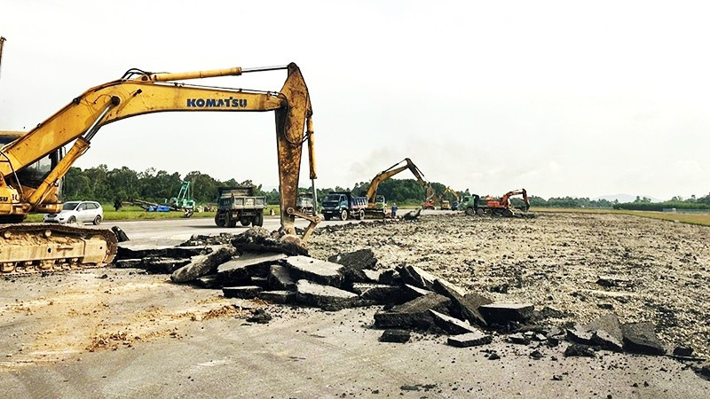 Các đơn vị chức năng tiến hành sửa chữa, bảo trì sân bay Vinh (Nghệ An).