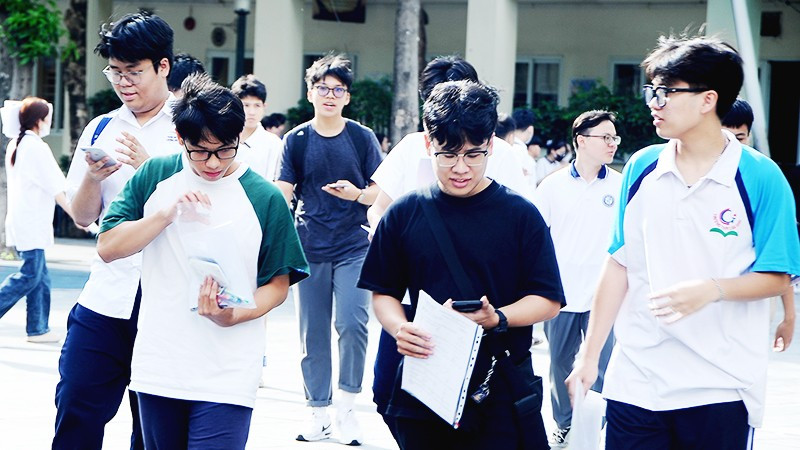 Chiều 25/6, thí sinh đến các điểm thi để làm thủ tục dự thi. Ảnh: SONG ANH