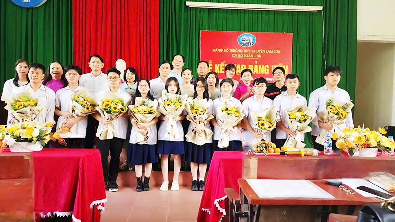 Chi bộ Toán - Tin, Đảng bộ Trường THPT chuyên Lam Sơn tổ chức kết nạp đảng viên cho học sinh ưu tú.