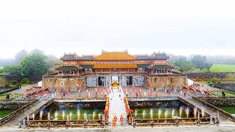 Lầu Ngũ Phụng, Ngọ Môn Huế, nơi 80 năm trước Vua Bảo Đại trao ấn kiếm cho đại diện chính phủ, tuyên bố thoái vị.