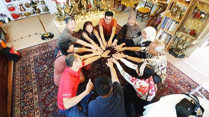 Các nhà thơ nước ngoài tại nhà nữ sĩ Bàng Ái Thơ trên Đồi Nghệ sĩ.