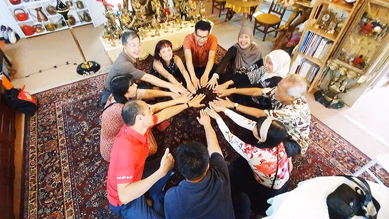 Các nhà thơ nước ngoài tại nhà nữ sĩ Bàng Ái Thơ trên Đồi Nghệ sĩ.