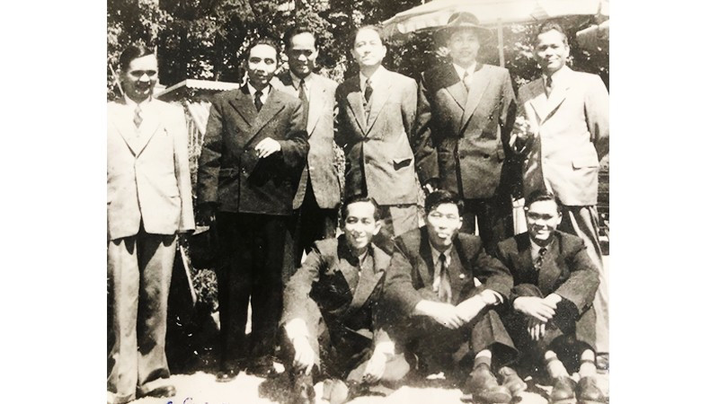 Ông Ngô Điền (đứng ngoài cùng, bên trái) chụp cùng thành viên đoàn Lào và Campuchia tại Geneva. Ảnh tư liệu gia đình cung cấp