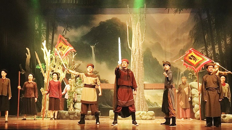 Cảnh đón nhận gươm thiêng.