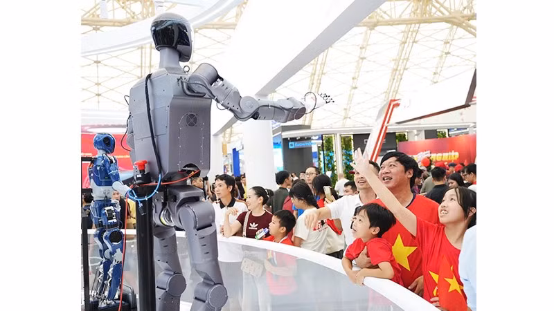 Khách tham quan tương tác với robot do các kỹ sư Việt Nam chế tạo.