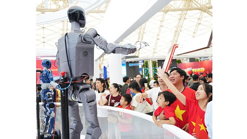 Khách tham quan tương tác với robot do các kỹ sư Việt Nam chế tạo.