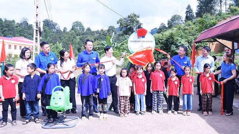 Khánh thành sân chơi cho thiếu nhi tại thôn Còn Kéo, xã Đồng Đăng.