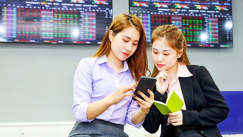 Nhà đầu tư theo dõi diễn biến trên thị trường chứng khoán Việt Nam. Ảnh: TRỌNG HIẾU