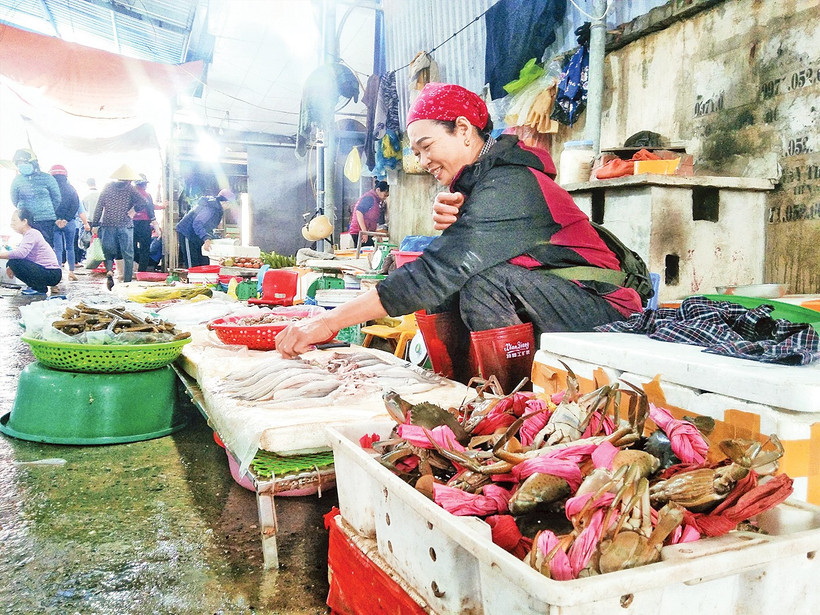 Hải sản tươi ngon tại chợ Gú. Ảnh: LƯƠNG HÀ