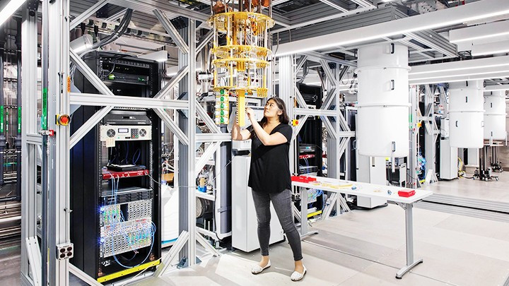Một hệ thống điện toán lượng tử của Công ty IBM. Ảnh: BLOOMBERG