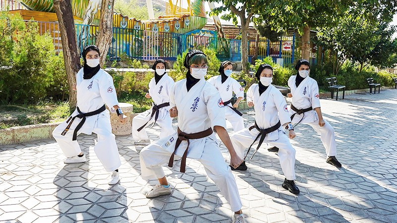 Một buổi tập luyện của ba chị em Jafari và các học viên. Ảnh: THE GUARDIAN