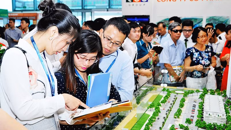 Giao dịch chuyển nhượng bất động sản đang được đề xuất đánh thuế thu nhập cá nhân. Ảnh: BẮC SƠN