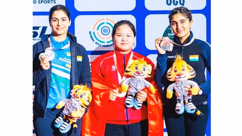 Xạ thủ Nguyễn Thùy Trang (đứng giữa) giành Huy chương vàng nội dung 10 m súng ngắn hơi nữ.