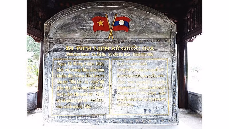 Tấm bia khắc ghi thông tin về đội vũ trang Lát-Xạ-Vông.