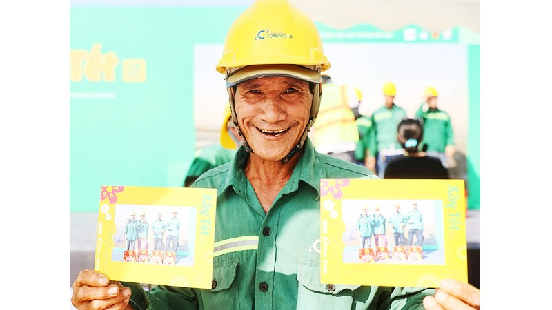 Công nhân của Coteccons vui vẻ với những tấm ảnh lưu niệm với đồng nghiệp được chụp trong chương trình Xây Tết. Ảnh: CTD