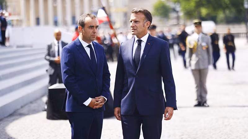 Ông Sebastien Lecornu (trái) và Tổng thống E.Macron. Ảnh: FRANCE24