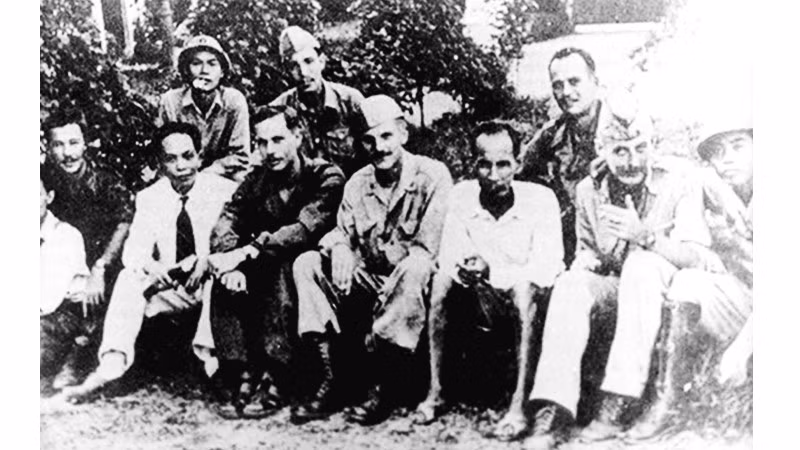 Chủ tịch Hồ Chí Minh chụp ảnh lưu niệm với các sĩ quan OSS tại Hà Nội tháng 9/1945. Ảnh tư liệu