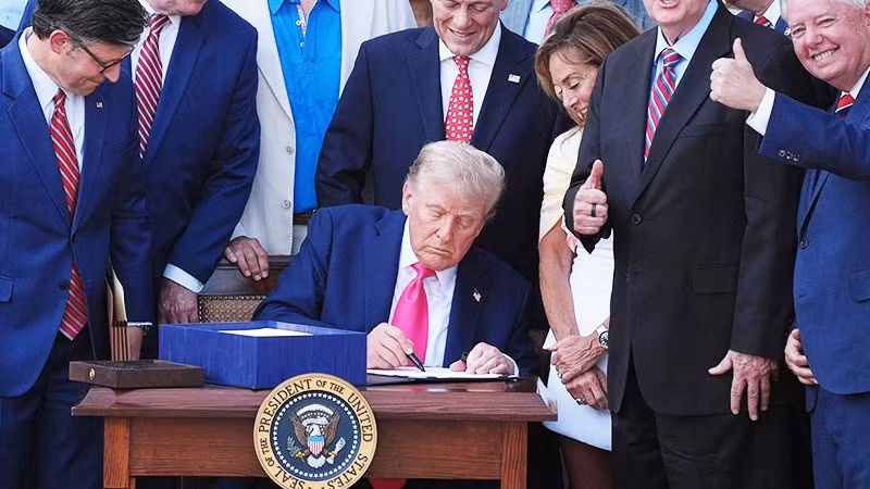 Tổng thống D.Trump ký ban hành một chính sách thuế mới. Ảnh: CNN