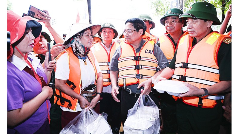 Thủ tướng Phạm Minh Chính thăm hỏi, tặng nhu yếu phẩm cho bà con nhân dân phường Phan Đình Phùng, tỉnh Thái Nguyên. Ảnh: TRẦN HẢI