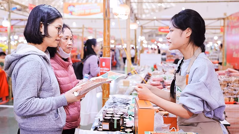 Người dân tham quan, lựa chọn nông sản tại các gian hàng Hội chợ Mùa Xuân. Ảnh: LÊ ĐÔNG