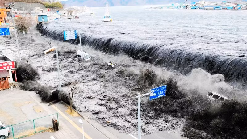 Sóng thần tràn vào Nhật Bản năm 2011. Ảnh: GETTY IMAGES
