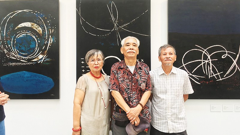 Từ phải qua: họa sĩ Lý Trực Sơn, Ca Lê Thắng và Nguyễn Bích Trâm (vợ họa sĩ Đào Minh Tri, thay mặt cho họa sĩ).