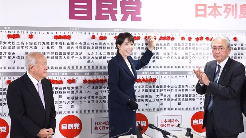 Thủ tướng Nhật Bản Sanae Takaichi (giữa) rạng rỡ sau chiến thắng của liên minh cầm quyền. Ảnh: AP