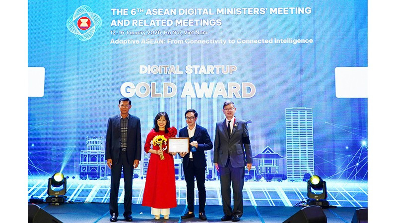 Đại diện MedCAT nhận giải Vàng Giải thưởng Số ASEAN 2026. Ảnh: THỦY LINH