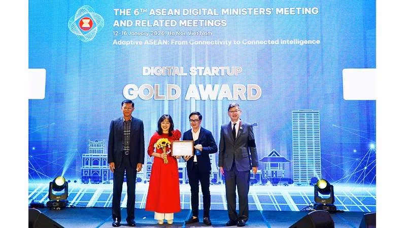 Đại diện MedCAT nhận giải Vàng Giải thưởng Số ASEAN 2026. Ảnh: THỦY LINH