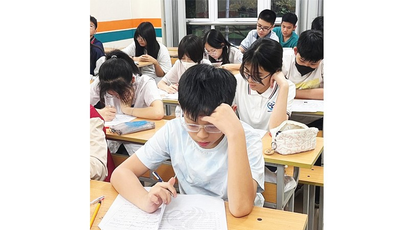 Một lớp luyện thi vào lớp 10 THPT công lập tại phường Cầu Giấy (Hà Nội).