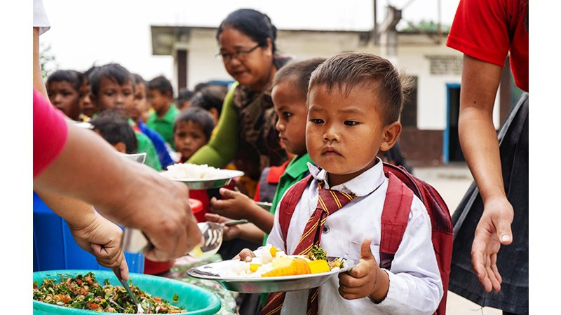 Học sinh nhận khẩu phần ăn trưa tại một trường ở đông bắc Ấn Độ. Ảnh: NESFAS