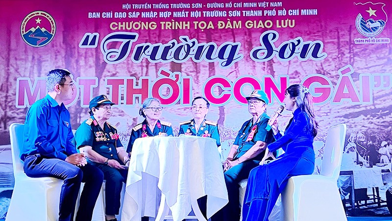 Các nữ thanh niên xung phong ngày ấy kể chuyện về chiến trường Trường Sơn tại chương trình giao lưu.