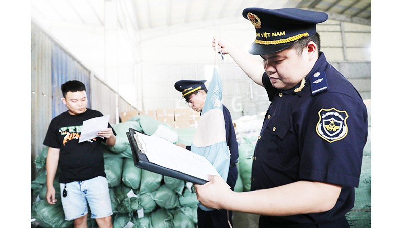 Kiểm tra hàng nhập khẩu tại Cửa khẩu Hữu Nghị (Lạng Sơn). Ảnh: KHIẾU MINH