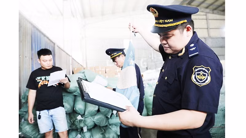 Kiểm tra hàng nhập khẩu tại Cửa khẩu Hữu Nghị (Lạng Sơn). Ảnh: KHIẾU MINH