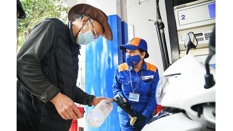 Trong "bão giá" xăng, dầu