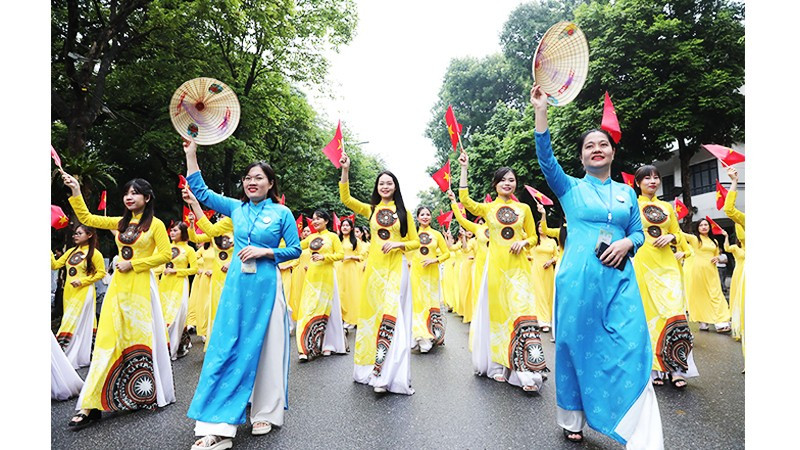 Lễ hội áo dài đã trở thành thường niên tại Hà Nội. Ảnh: KHIẾU MINH