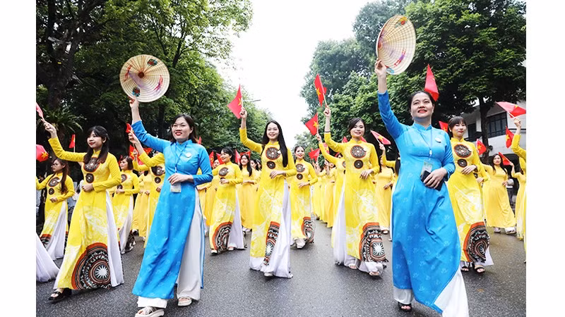 Lễ hội áo dài đã trở thành thường niên tại Hà Nội. Ảnh: KHIẾU MINH