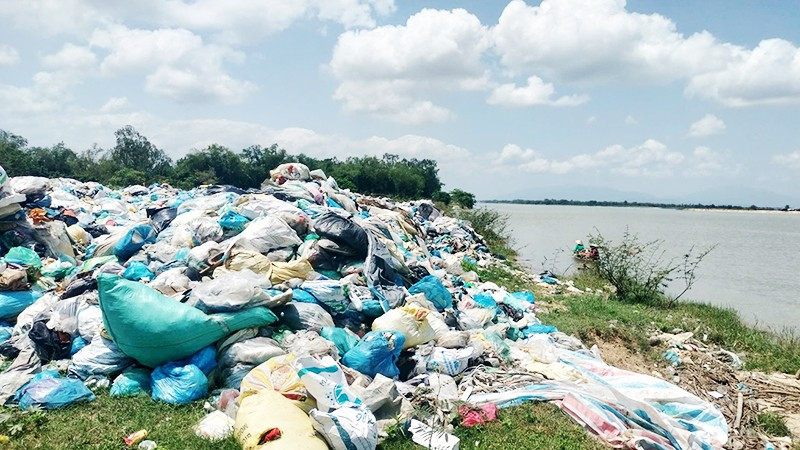 Rác thải hiện đang chất thành đống với khối lượng gần 2.200 tấn trên địa bàn các xã Duy Xuyên, Nam Phước, Duy Nghĩa và Thu Bồn.