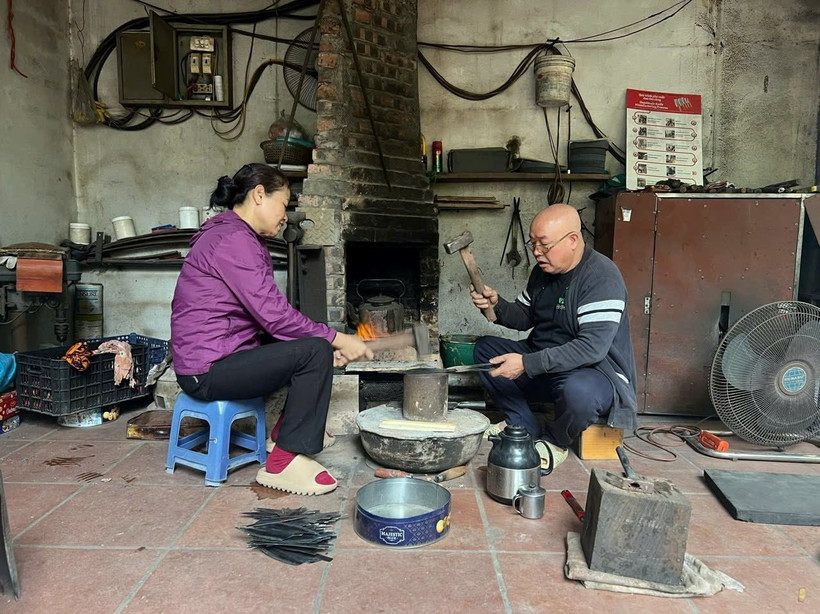 Vợ chồng ông Tùng ở xưởng rèn dao kéo.